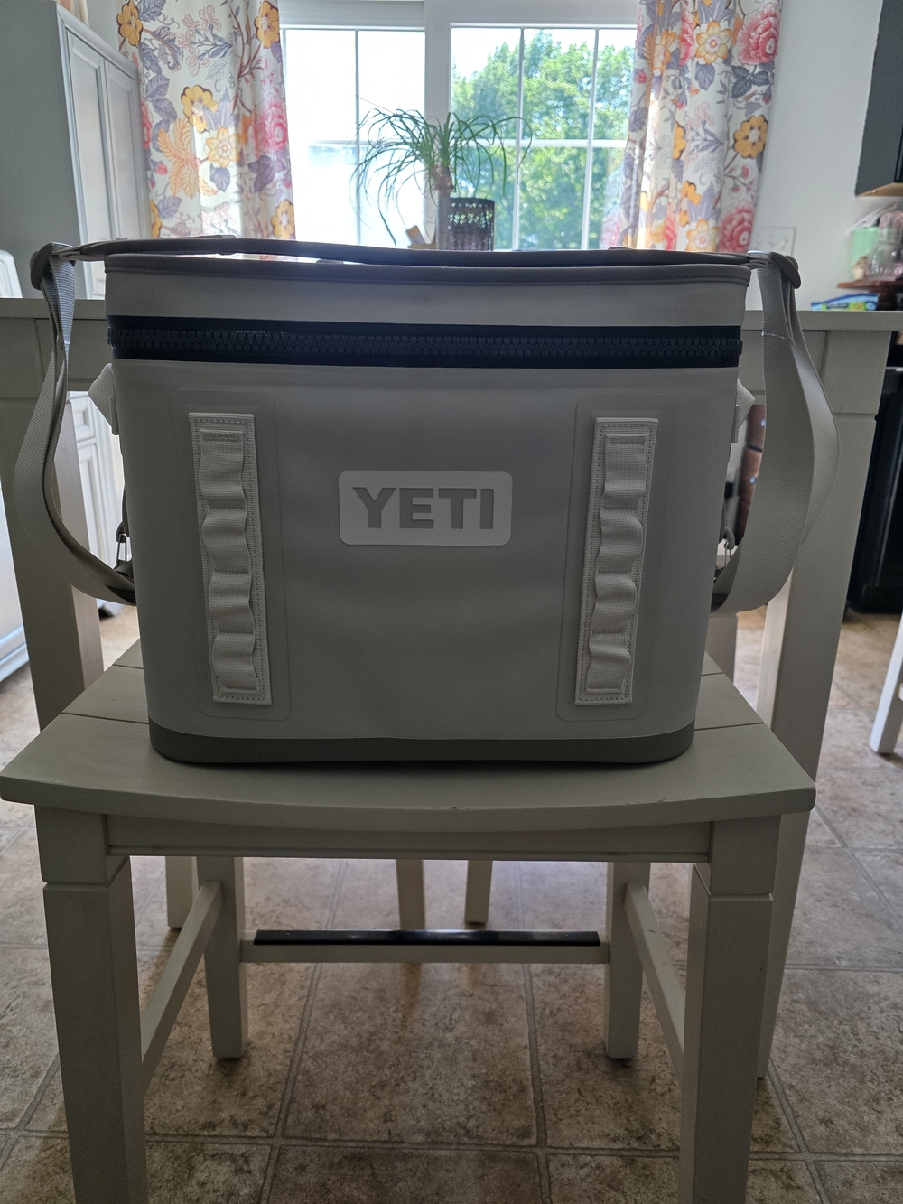 YETI 18 Hooper FlipCooler - Cape Taupe